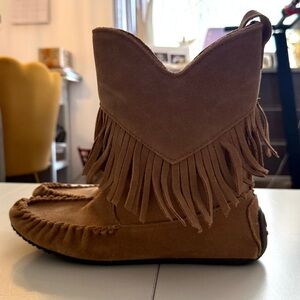NWOT Manitobah Mukluks Harvester Suede Fringe Moccasin Boots Size W11 / M9 Boho